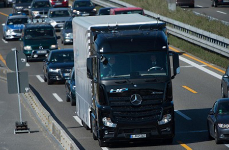 Chiếc xe tải tự lái Mercedes-Benz Actros.